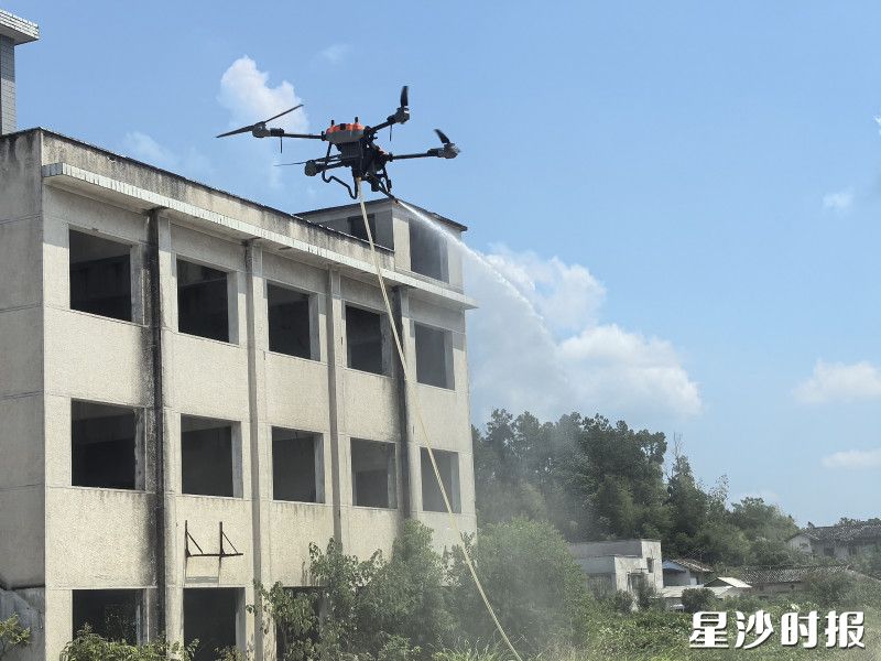 喷水无人机向残火区域精准喷水,实现精准降温。刘梓嫣 摄 喷水无人机向残火区域精准喷水,实现精准降温。刘梓嫣 摄