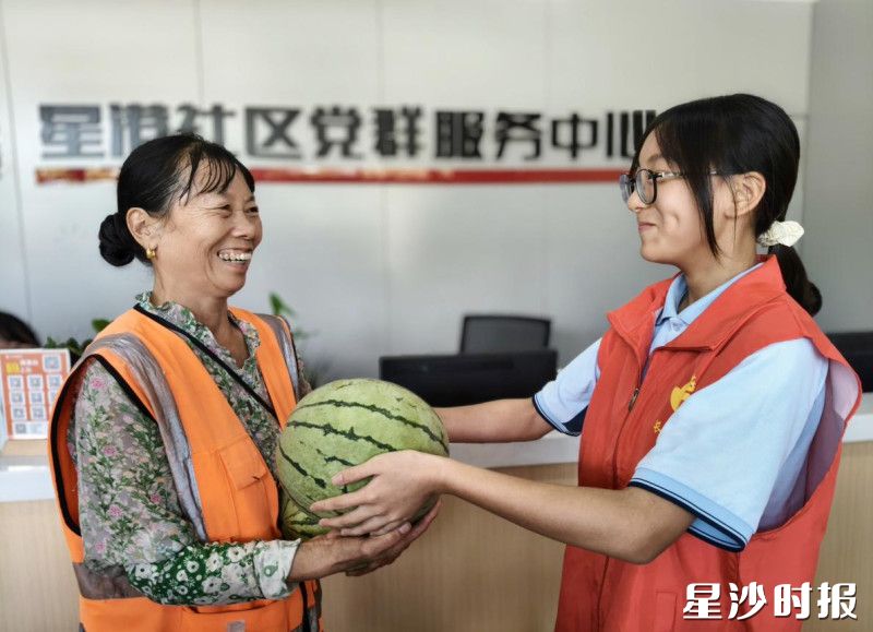 志愿者将爱心西瓜送至环卫工人手中。均为泉塘街道供图