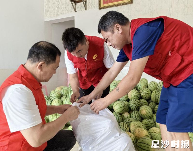 现场，大家分工协作，有条不紊。