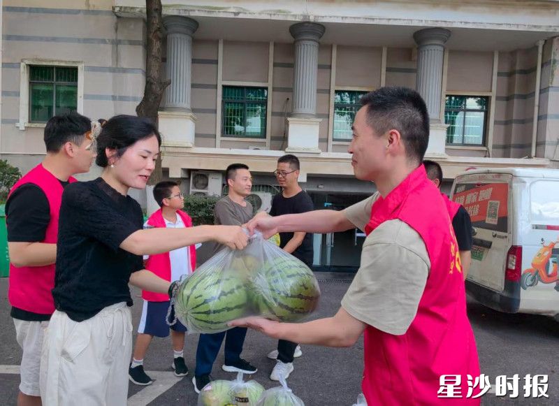 志愿者高效分发西瓜。
