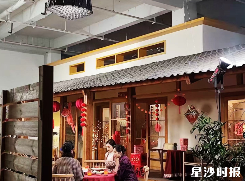 剧组在长龙街道星工场的熊猫片场拍摄。