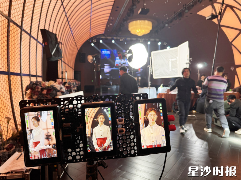 湖南后窗影视传媒有限公司团队在短剧拍摄现场拍摄。