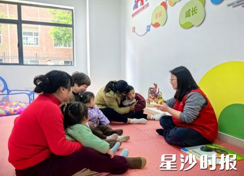 陈晓艳正在为小朋友开展早教活动。均为街道供图