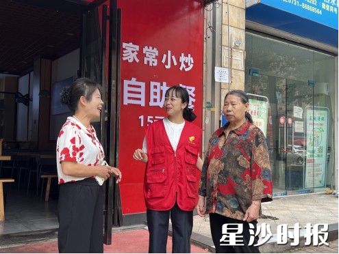 梁莎陪同身体恢复后的彭泽纯老人散步，再次遇到双方仍笑脸相迎。