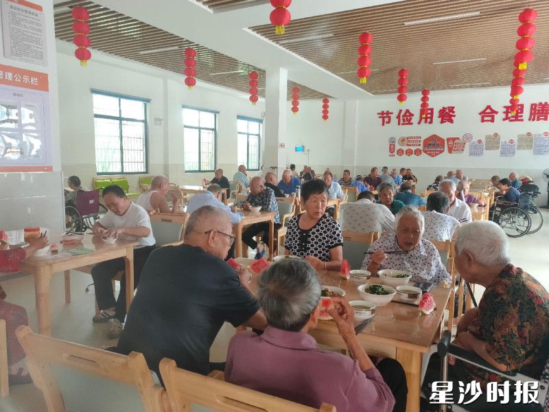 老人们在食堂享用敬老院精心搭配的健康餐食。均为杨源 摄