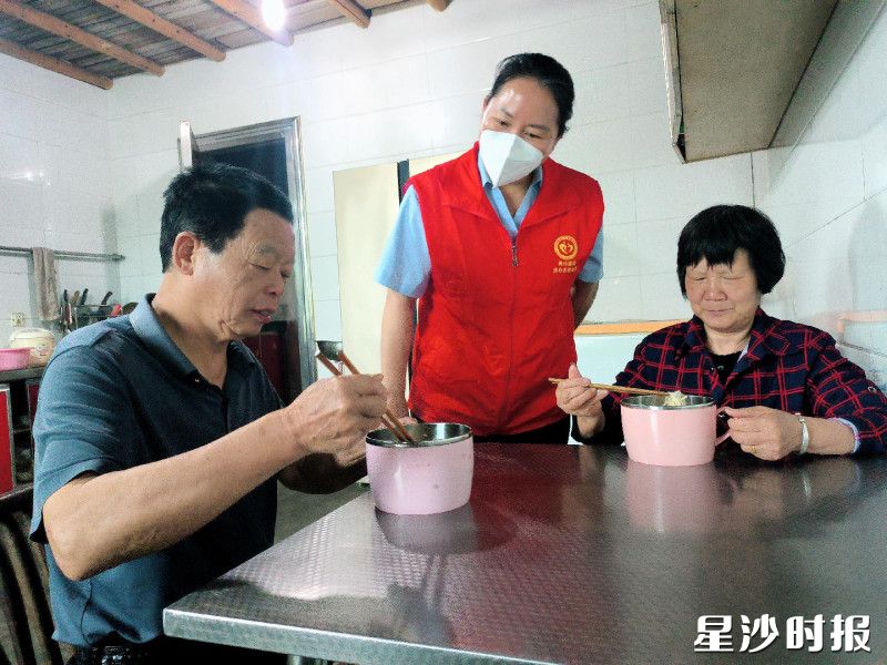 青山铺镇敬老院打破“围墙限制”，老人或其子女可通过手机，像点外卖一样预约上门养老服务。