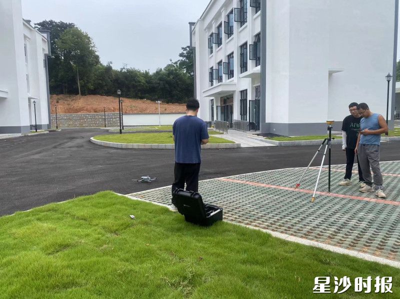 工作人员正在进行规划测量验收。县重点建设项目事务中心供图
