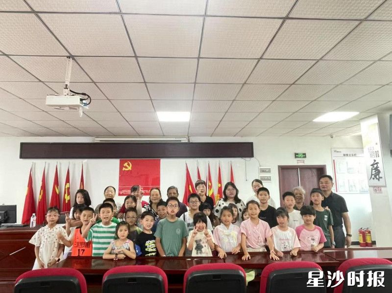高峰社区暑期夏令营活动现场合影。社区供图