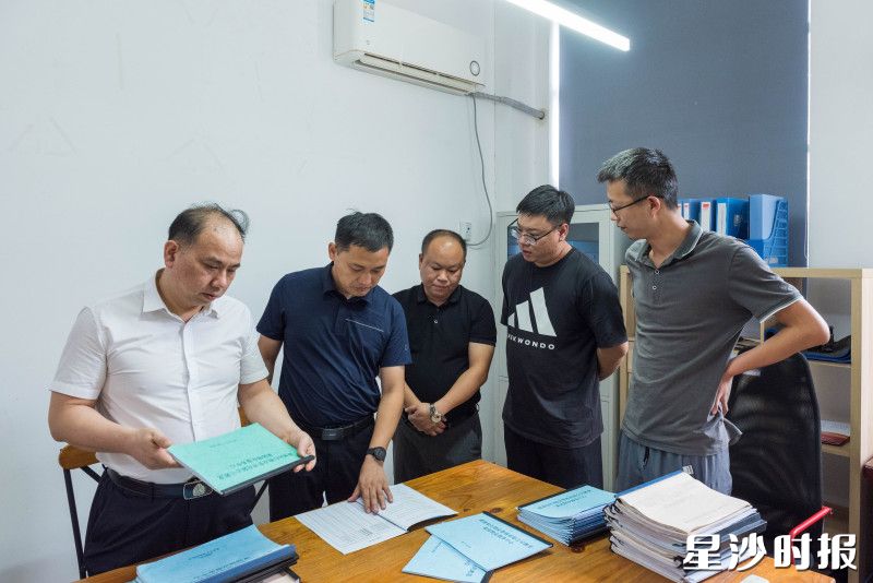 检查组在物业办公室查看消杀记录。刘思源 摄