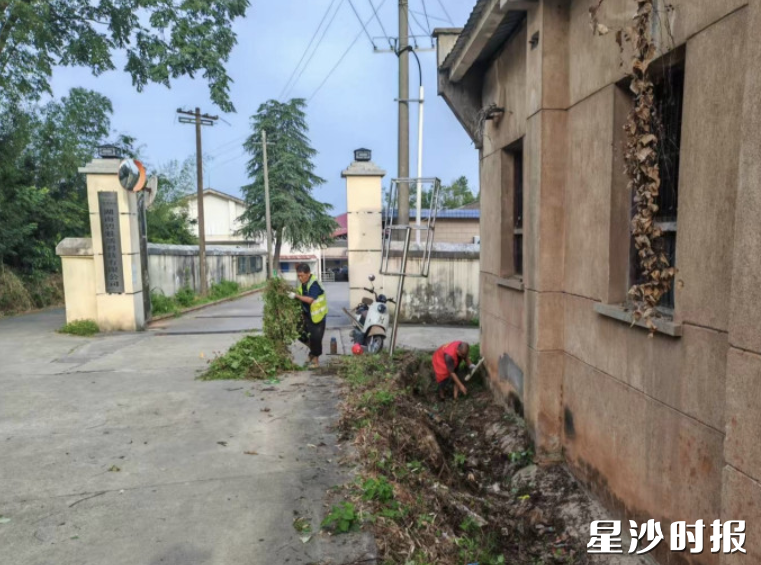 青山铺镇开展农村人居环境集中整治，对乱堆乱放的杂物、散落的垃圾、闲置的破旧物件进行全面清理。青山铺镇供图