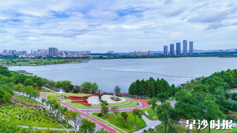 一线临湖处,高品质小高层社区傲然矗立,让“推窗见绿,出门入园”成为日常的诗意。 一线临湖处,高品质小高层社区傲然矗立,让“推窗见绿,出门入园”成为日常的诗意。