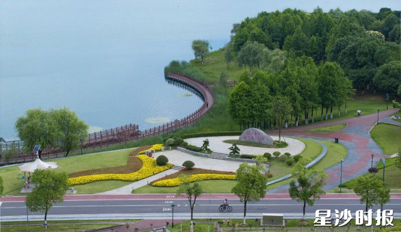 湖南松雅湖国家湿地公园年均400万人次的客流,是生态魅力最直观的印证。 湖南松雅湖国家湿地公园年均400万人次的客流,是生态魅力最直观的印证。