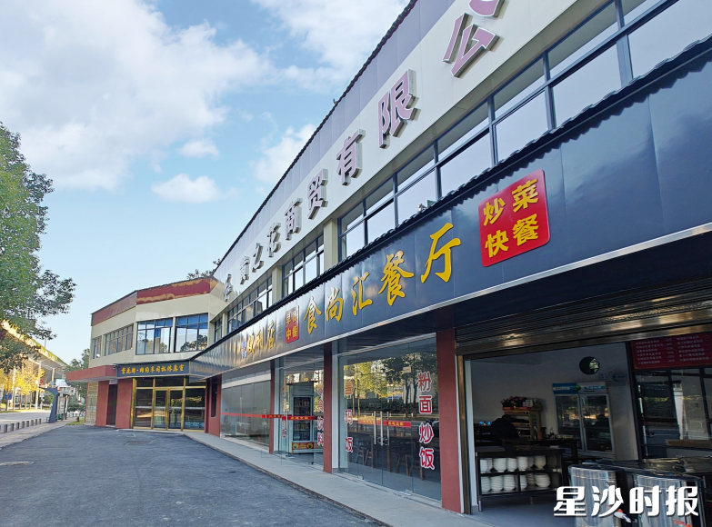 繁花驿二期新设38个快速充电位及热饭食堂、歇脚码头、汽车维修等功能区，优质服务新就业群体，开辟了村集体经济增收新渠道。均为黄花镇供图