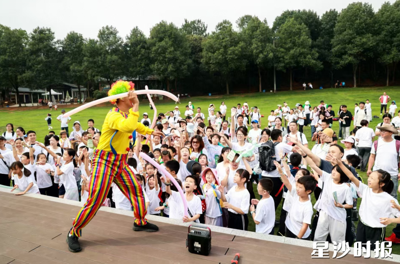 银龙村文旅企业抱团发展，联合推出的乡村体验营活动，现场人气火爆。