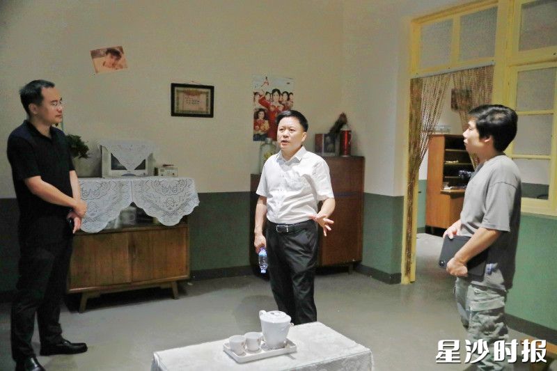图为调研组在黄兴镇AD片场了解情况。均为李丹 摄