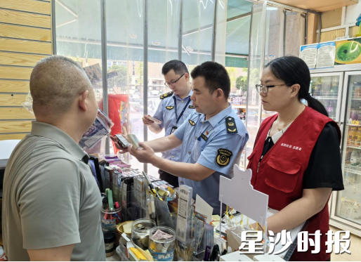 检查现场。郭银 摄
