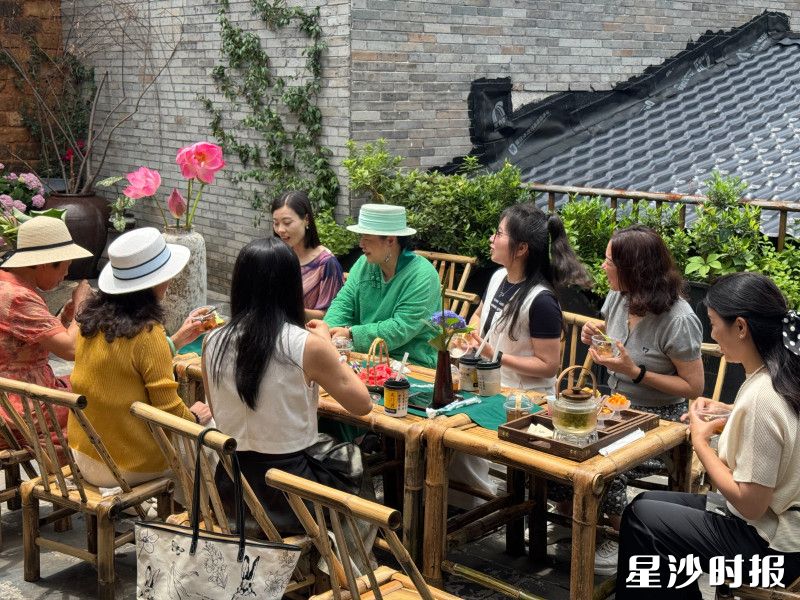 尚木兰亭荷畔茶馆湘峰村开门纳客。 街道供图