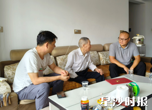 柳爽（左一）、解庆文（右一）与左宗明老人热烈交谈。街道供图