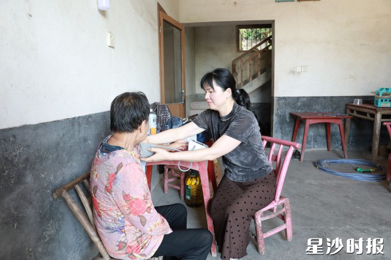 现场为困难群众测量血压。 现场为困难群众测量血压。