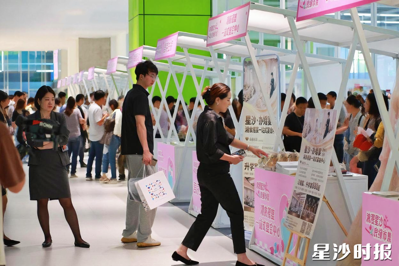 长沙县首届甜蜜婚登嘉年华活动现场，16家单位联合打造“良缘市集”，不仅推出新人专属优惠套餐，还准备了多重消费福利。柳峥 摄