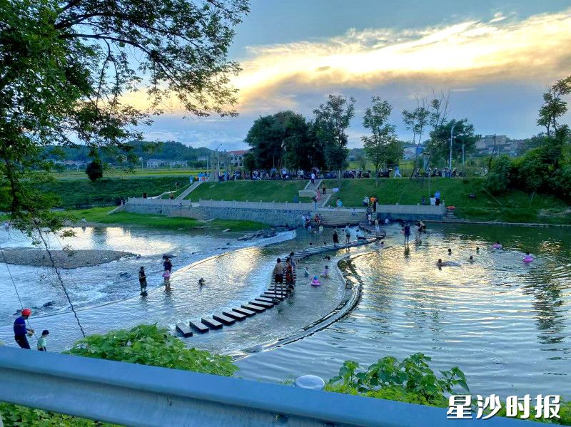 井溪片区溯溪活动成为了游客们消暑纳凉的热门选择。