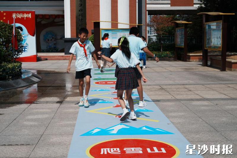 长沙市花园小学设置“重走长征路”“模拟爬雪山”“协作摸高墙”等活动。