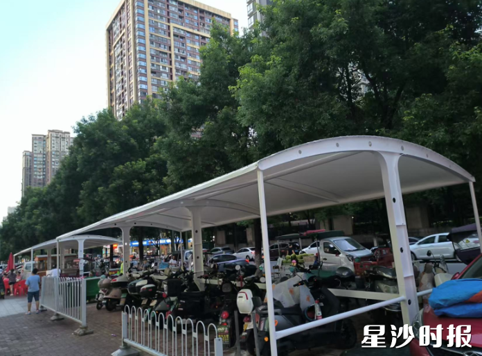 图为封刀岭社区泊林晶城东门的新电动车棚。星沙街道供图
