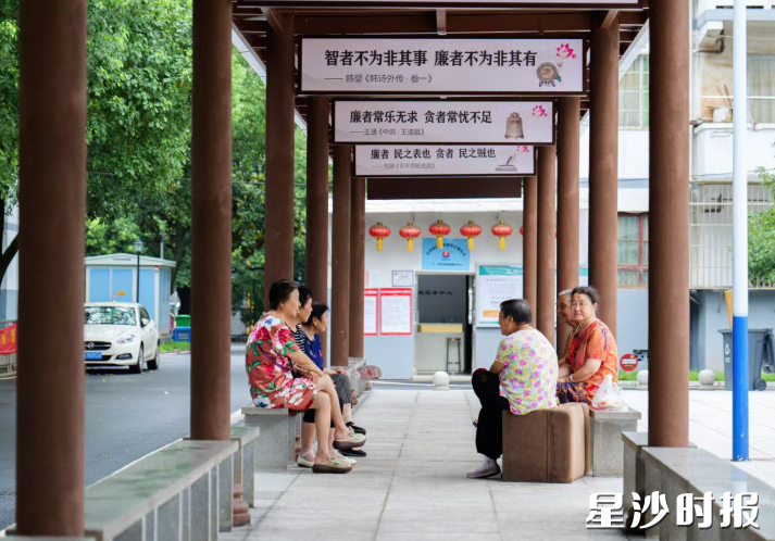 3614小区老年人在小区凉亭休闲。