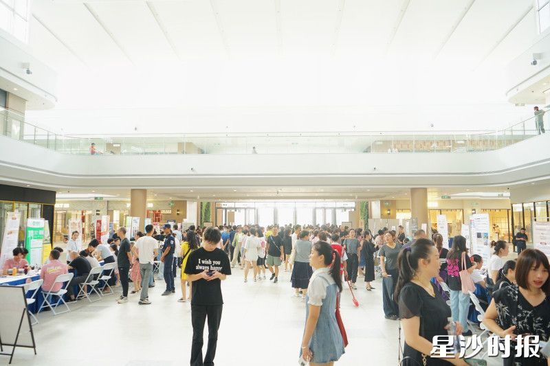 长沙杉杉奥莱举办第二届品牌招聘会,首日便吸引数千人到场竞聘。均为吴婉沁 摄