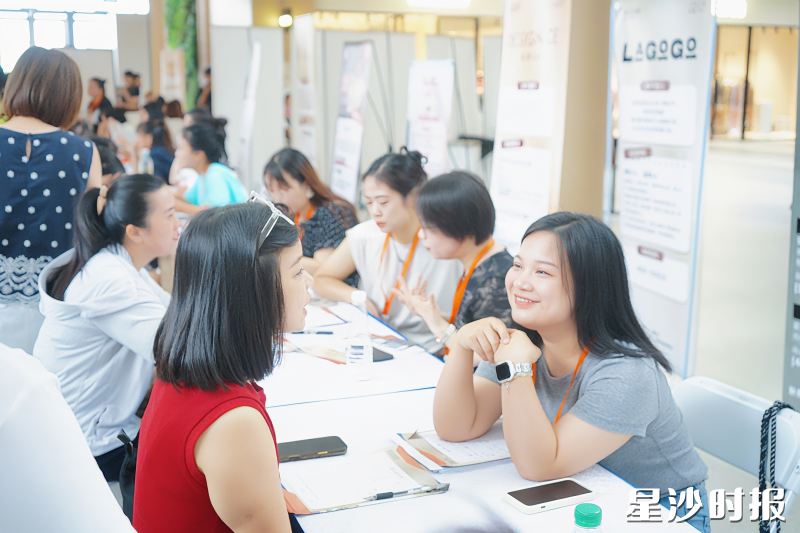 品牌方与求职者交谈。