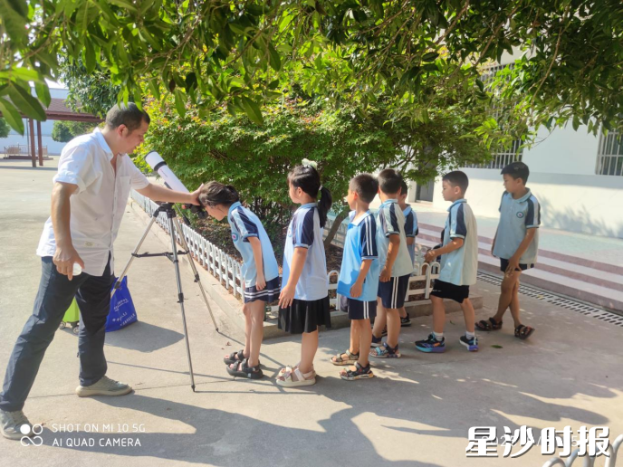 孩子们通过望远镜观测太阳。 孩子们通过望远镜观测太阳。