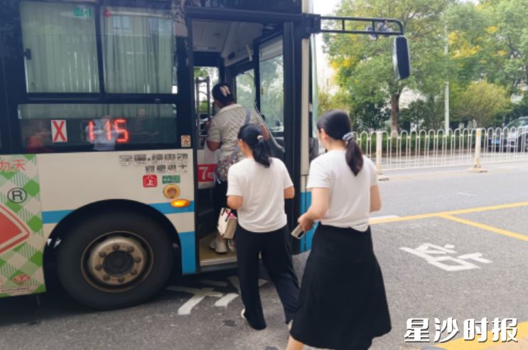 X115公交线路开通，并在楠竹园社区辖区增设两个站点，极大地方便居民出行。街道供图