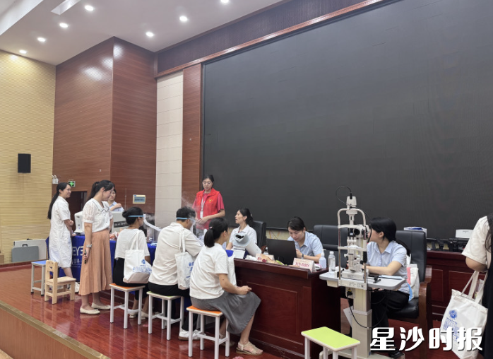 社区以实际行动为学校教师送上“健康礼物”。星沙街道供图