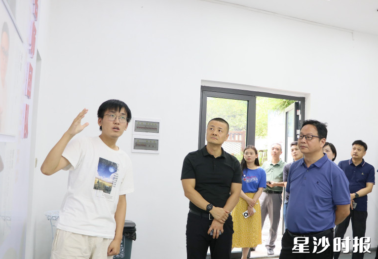 湖南艺术职业学院来长龙街道调研。林畅 摄