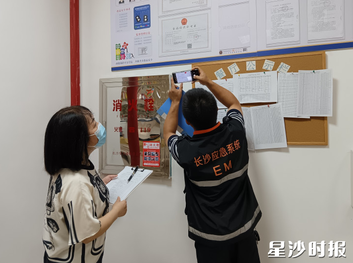 工作人员检查各校收费公示、票据管理情况。均为街道供图