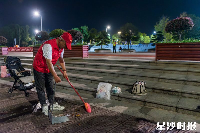 礼行侠”志愿服务队，用暖心服务传递文明理念。刘思源 摄
