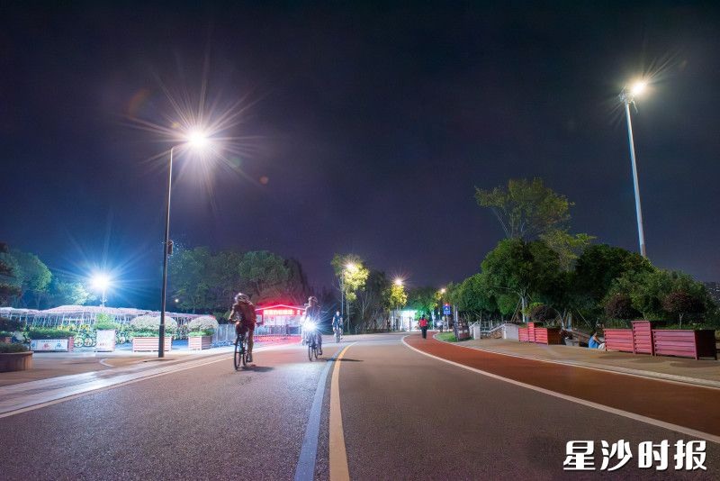 通过加装爆闪警示灯、补装路灯，环湖路段灯光更明亮。刘思源 摄