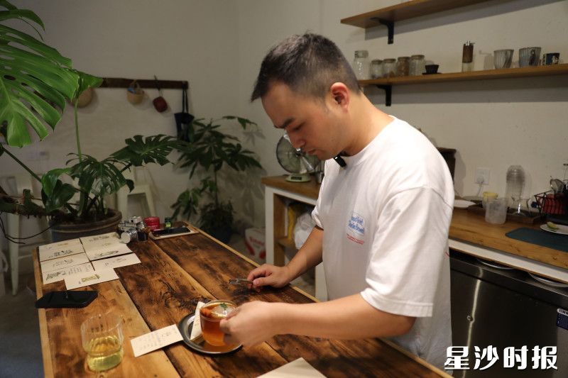 野草莓咖啡主理人欧阳通隍正在制作咖啡。周汝洁 摄 野草莓咖啡主理人欧阳通隍正在制作咖啡。周汝洁 摄