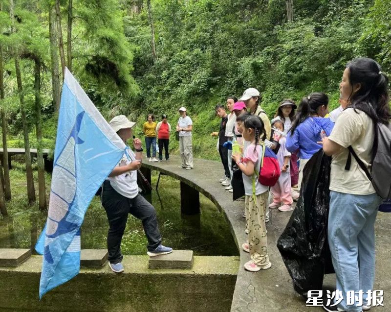 “无痕山林”活动中,参与者亲身感知生态系统的微妙平衡。绿色潇湘供图 “无痕山林”活动中,参与者亲身感知生态系统的微妙平衡。绿色潇湘供图