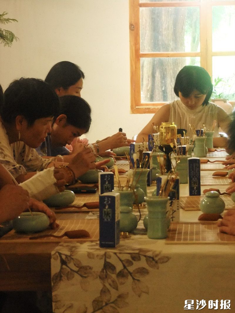 森林小屋主理人卫景致与游客朋友进行植物香修活动。森林小屋供图 森林小屋主理人卫景致与游客朋友进行植物香修活动。森林小屋供图