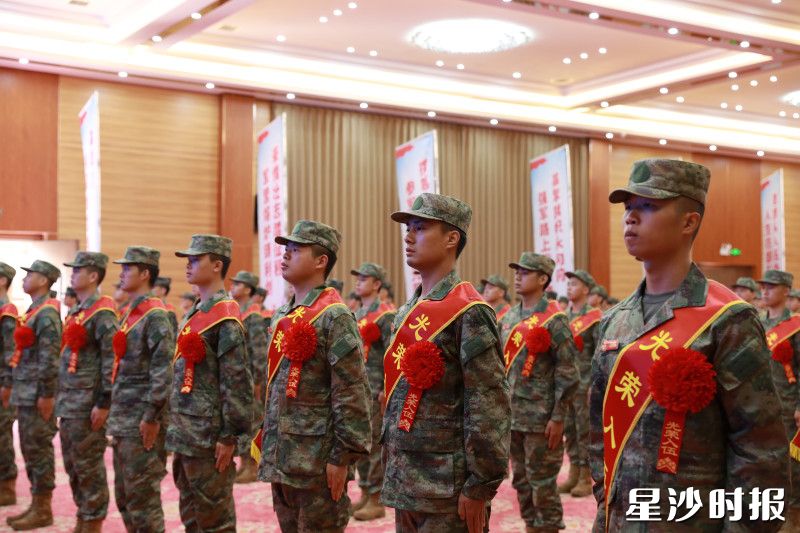 新兵们身披绶带、胸戴红花，以挺拔的姿态整齐列队。