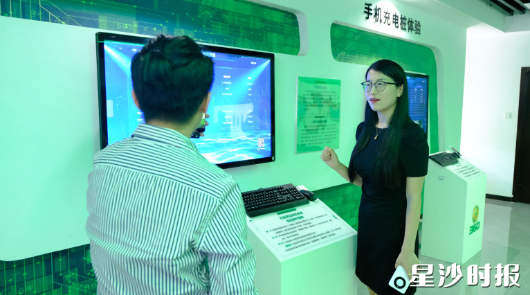 图为舒丹丹（右）和团队通过镜头记录了活动的精彩瞬间。