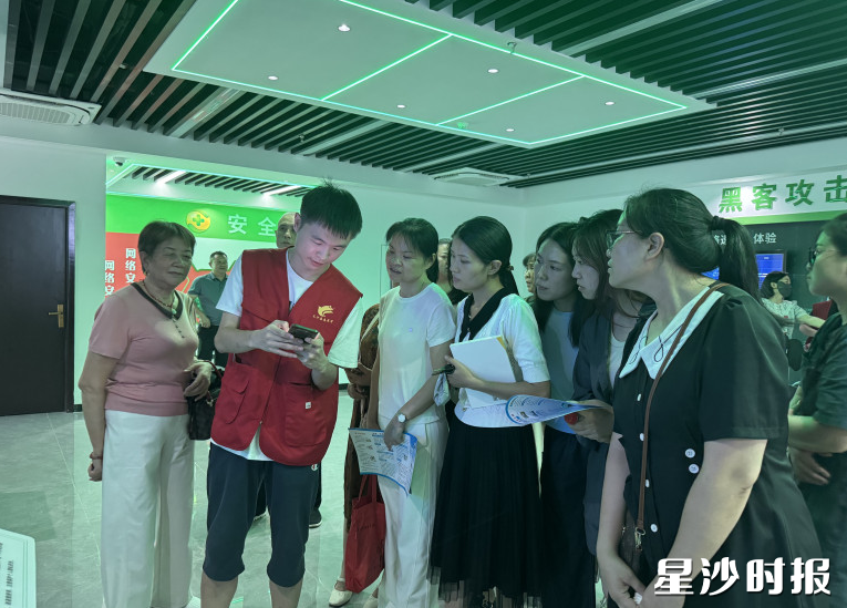 社区居民在360网络安全实训基地观摩体验。