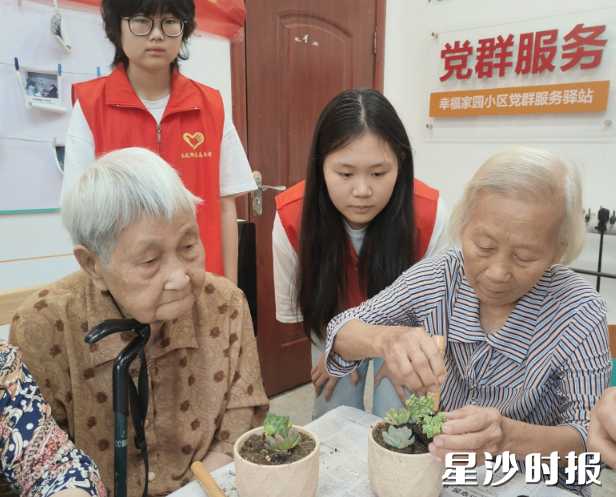 长沙县长龙街道组织困境独居老人,开展“心灵花园·共筑暖秋”主题小组活动。街道供图 长沙县长龙街道组织困境独居老人,开展“心灵花园·共筑暖秋”主题小组活动。街道供图