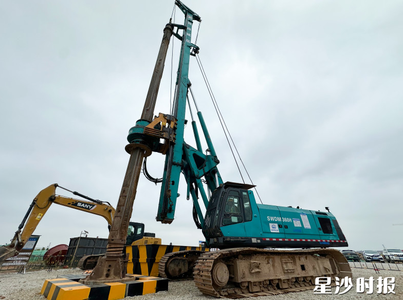 随着旋钻机启动，长赣铁路（湖南段）首根桩在长沙县开钻，标志着该项目正式启动实质性建设。均为刘思源 摄
