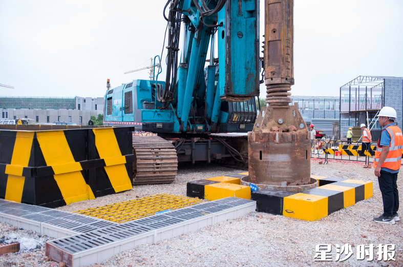 旋钻机正在施工。