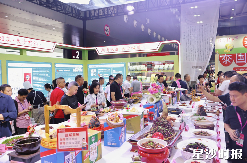 “味道湖南”展区里,多家湘菜馆厨师现场进行菜肴烹饪,非遗传承人展示制作工艺,吸引大量观众围观品尝。 “味道湖南”展区里,多家湘菜馆厨师现场进行菜肴烹饪,非遗传承人展示制作工艺,吸引大量观众围观品尝。