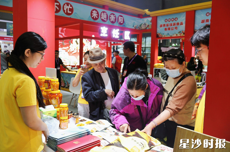 参展观众品尝并选购各地美食。 参展观众品尝并选购各地美食。