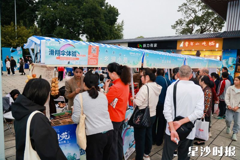 摊位前人头攒动。均为北山镇供图