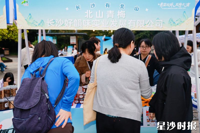 酸酸甜甜的青梅吸引了市民朋友品尝、购买。